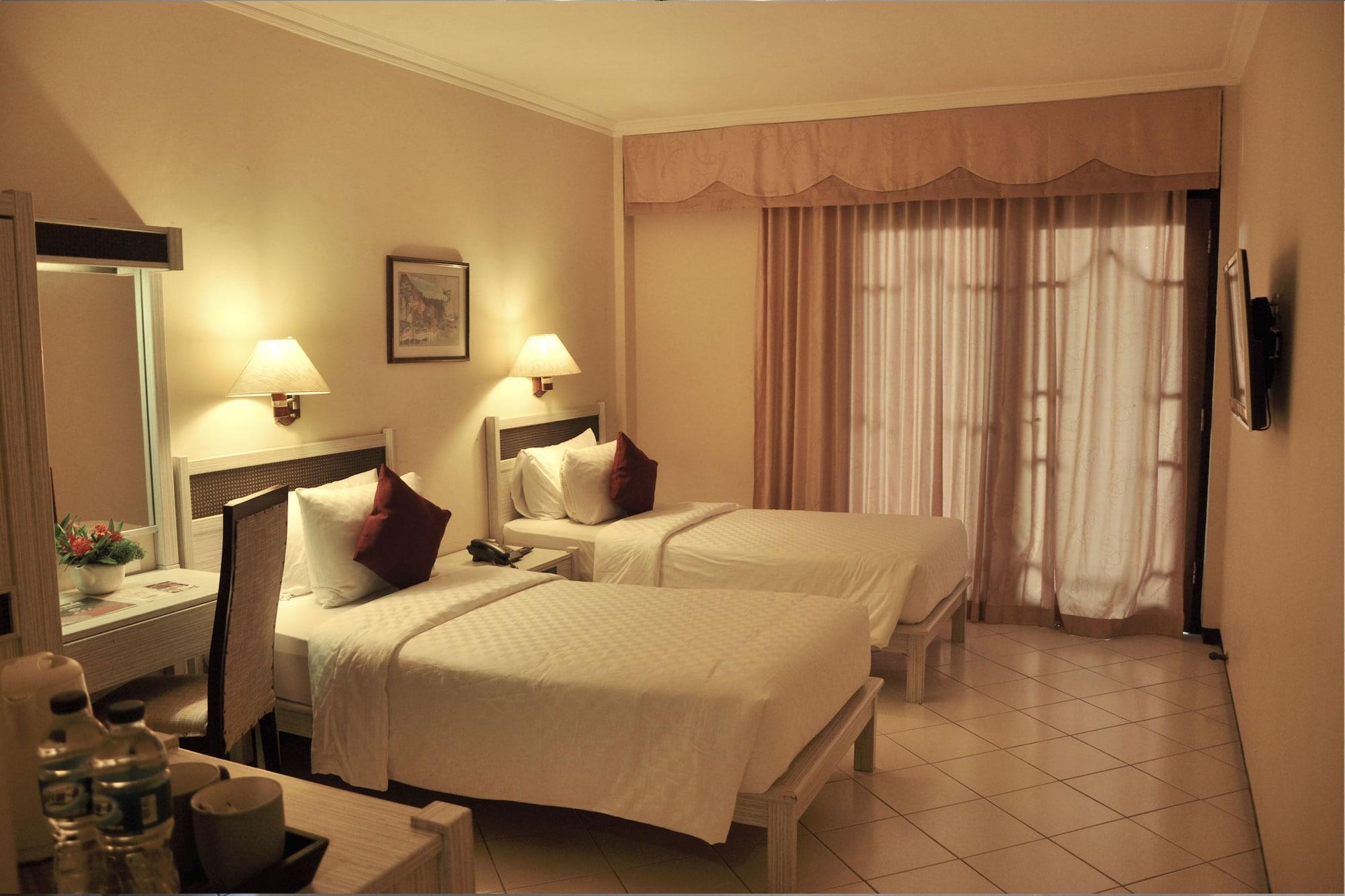 Royal Hotel And Convention Tretes Prigen Exterior foto